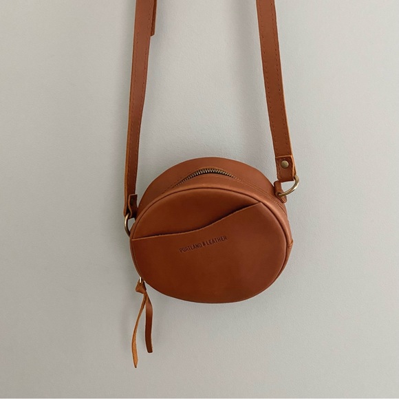 Portland Leather, circle crossbody bag - Picture 12 of 14